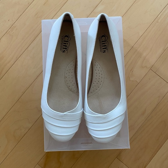 Cliffs by White Mountain Women's White Flats Memory Foam Insole - Picture 3 of 9